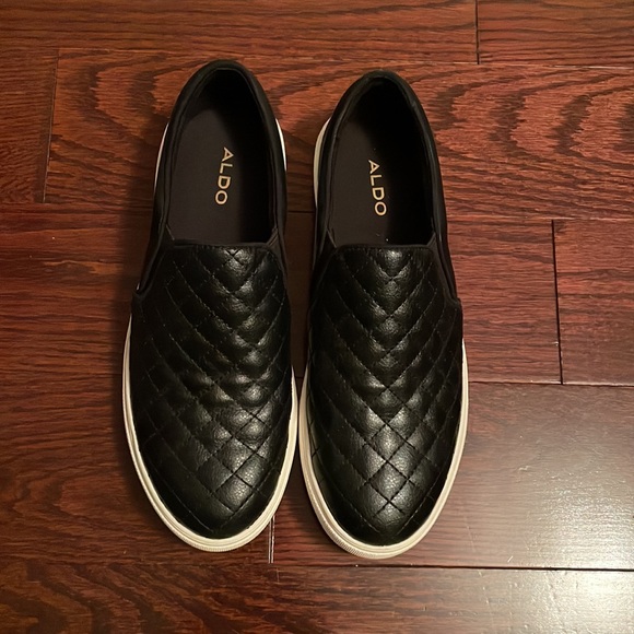 Black leather slip on 1 inch platform shoe from Aldo - Picture 3 of 4